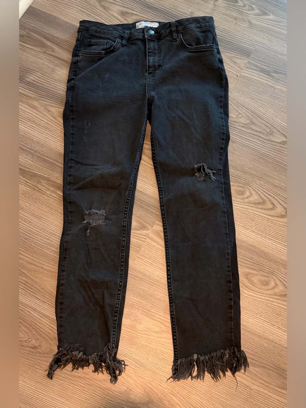 Free People Washed Black Straight Leg Raw Hem Distressed Cropped Jean size 29